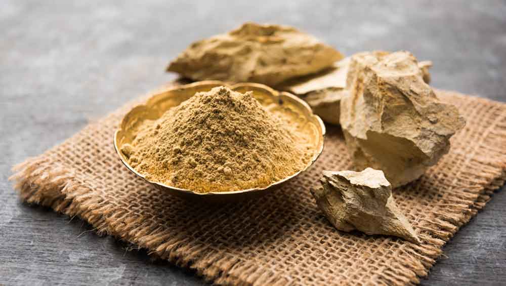 remove face tan naturally with multani mitti